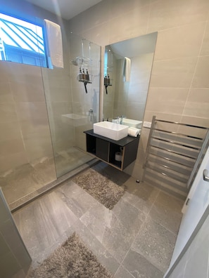 Apartment 1 - 2 bedrooms (1x king / 2x single bed) | Bathroom | Shower, hair dryer, towels, soap - Lot 7 - Studios & Apartments (Lake Tekapo)