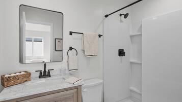 Secador de cabelo, toalhas de banho, sabonete, shampoo