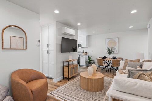 Modern Organic Getaway - New 2 Bed 2 Bath - Close to Beaches & Downtown