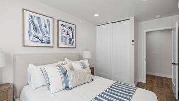 2 quartos, escrivaninha, ferros/tábuas de passar roupa