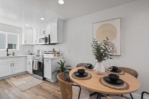 Modern Organic Getaway - New 2 Bed 2 Bath - Close to Beaches & Downtown