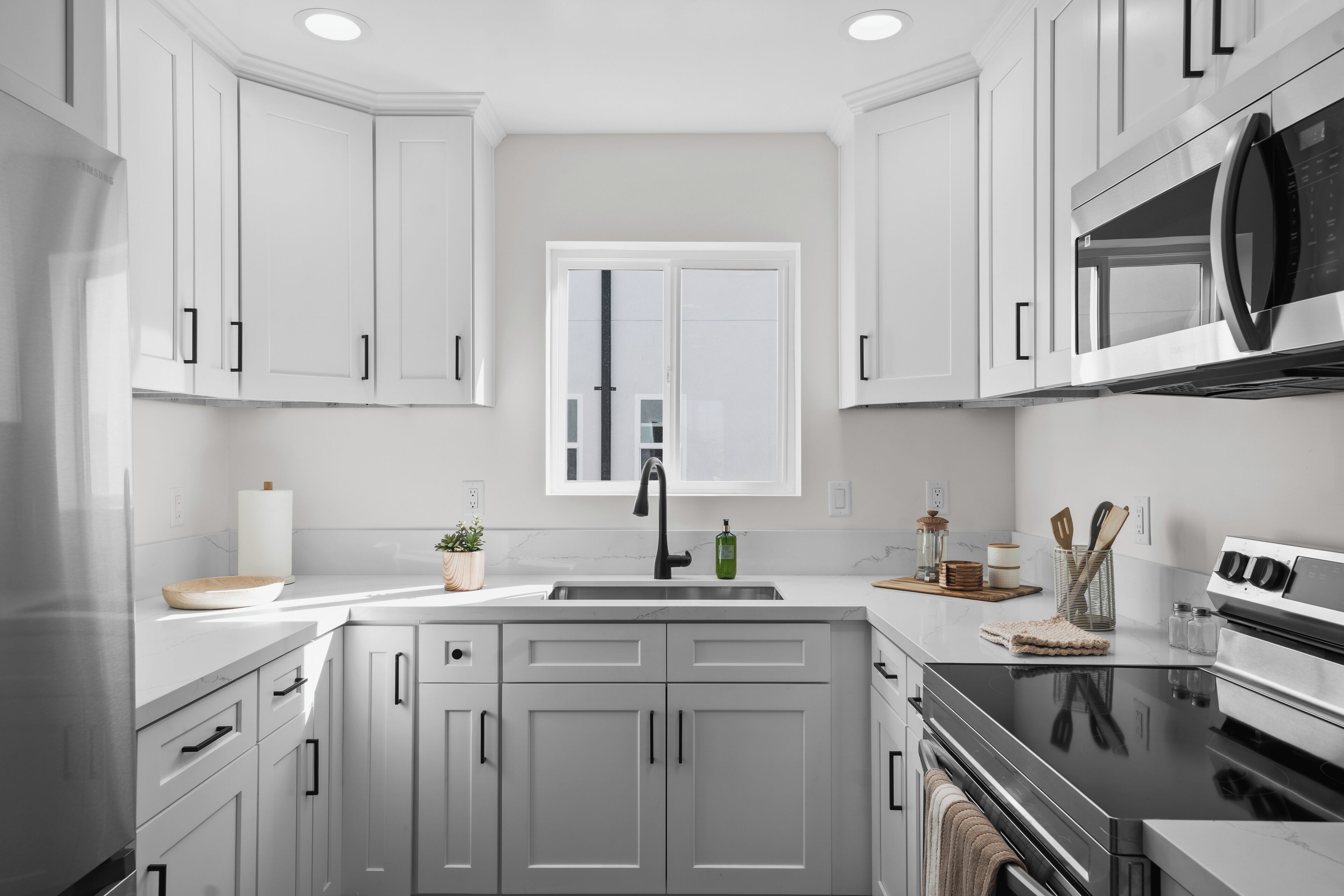 Kjøleskap, mikrobølgeovn, ovn og kokeplater