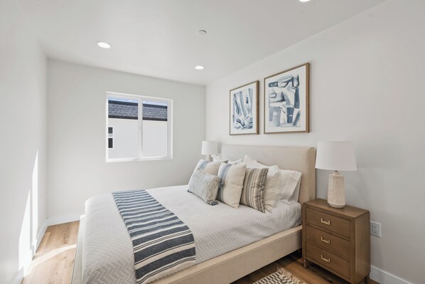 2 habitaciones, escritorio, tabla de planchar con plancha y wifi gratis 