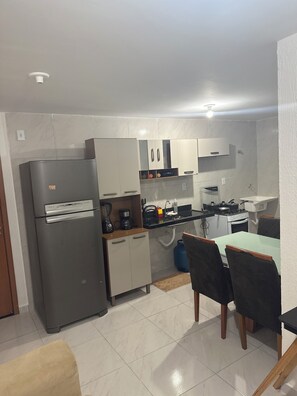 Réfrigérateur, plaque de cuisson, cafetière/bouilloire, blender