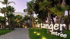 A pathway leading to a building with a sign reading "Letanger entrée". - Le Tanger By Mnar Palm (Al Bahraoyine)