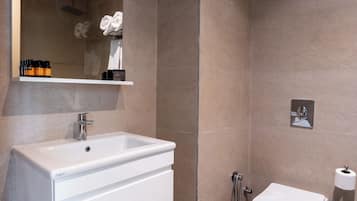Ein modernes Badezimmer mit Waschbecken, Spiegel und Toilette.