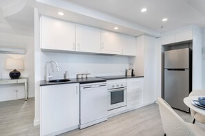 Réfrigérateur, four à micro-ondes, un four, surface de cuisson
