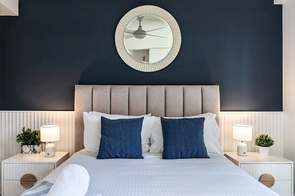 2 quartos, ferros/tábuas de passar roupa, berço de viagem