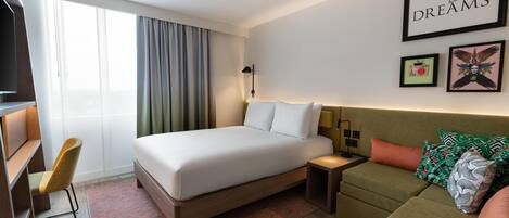 Een 106-cm flatscreentelevisie met kabelzenders en een kantoor