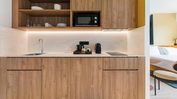 Studio, 1 kingsize bed met slaapbank | Privékeuken | Een koffiezetapparaat/waterkoker, een waterkoker, een kinderstoel