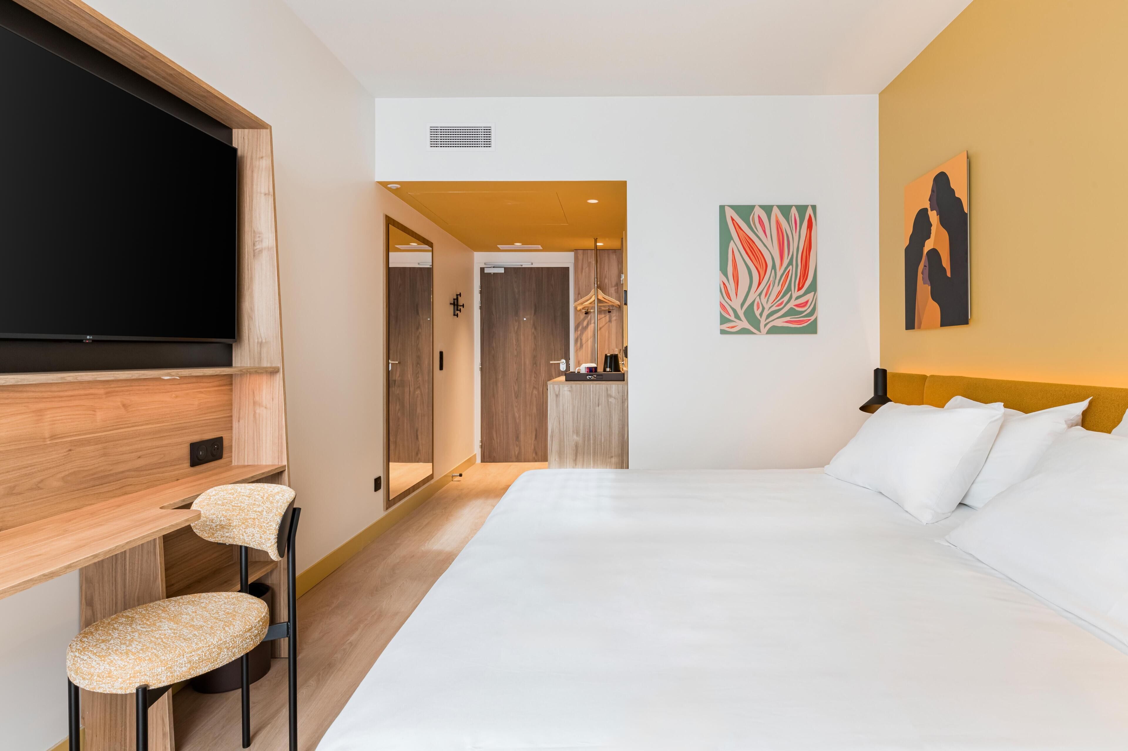 Room, 1 King Bed (Super) | Premium bedding, down comforters, pillowtop beds, in-room safe