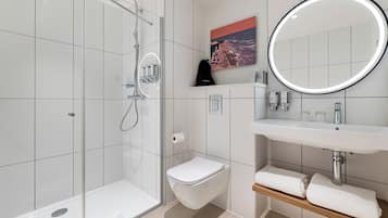 Dusj, regndusjhode, miljøvennlige toalettsaker og hårføner