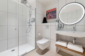 Shower, rainfall showerhead, eco-friendly toiletries, hair dryer - Hampton by Hilton Bordeaux Merignac Airport (Merignac)