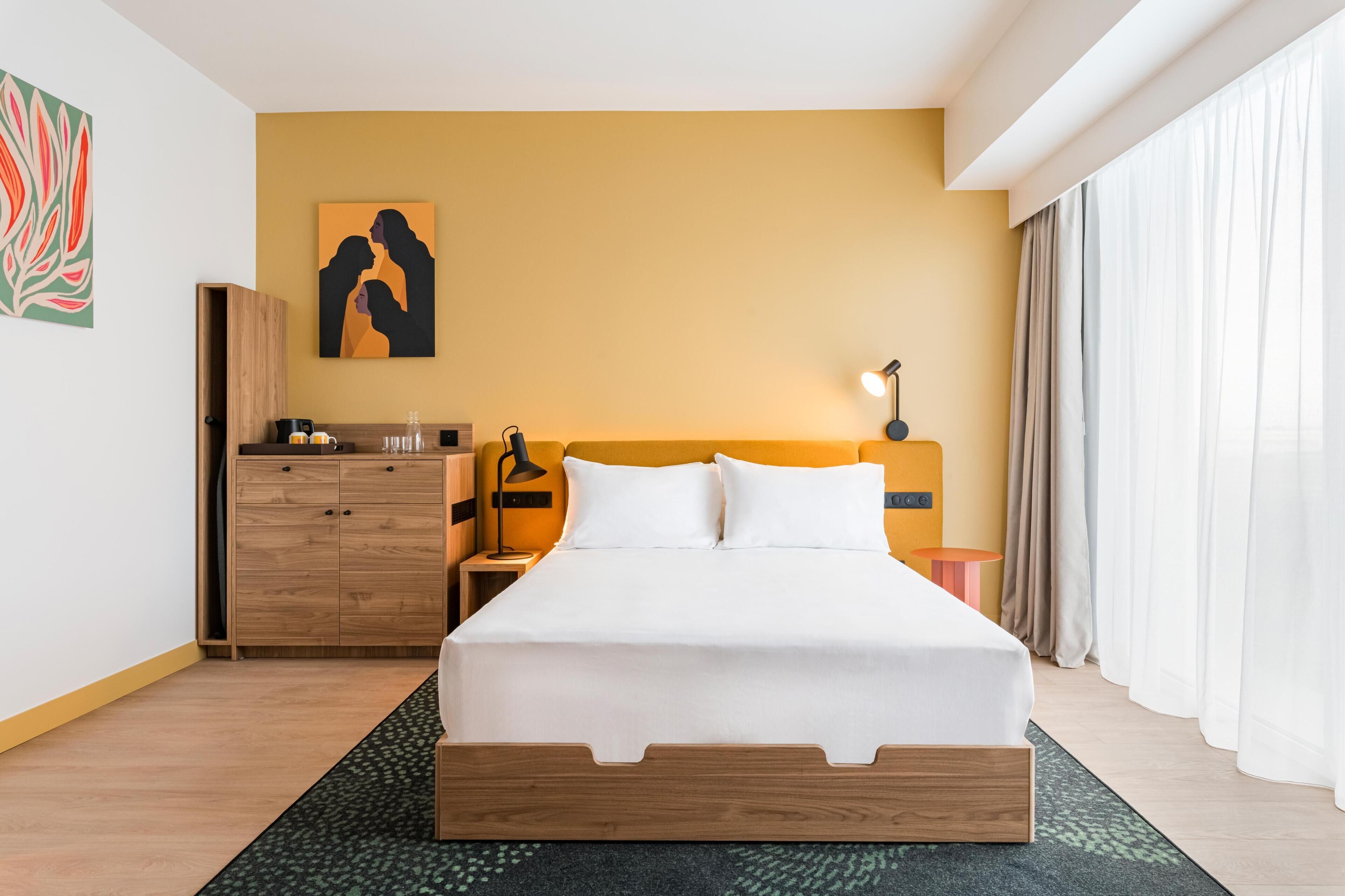 Room, 1 Queen Bed, Mobility Accessible | Premium bedding, down comforters, pillowtop beds, in-room safe