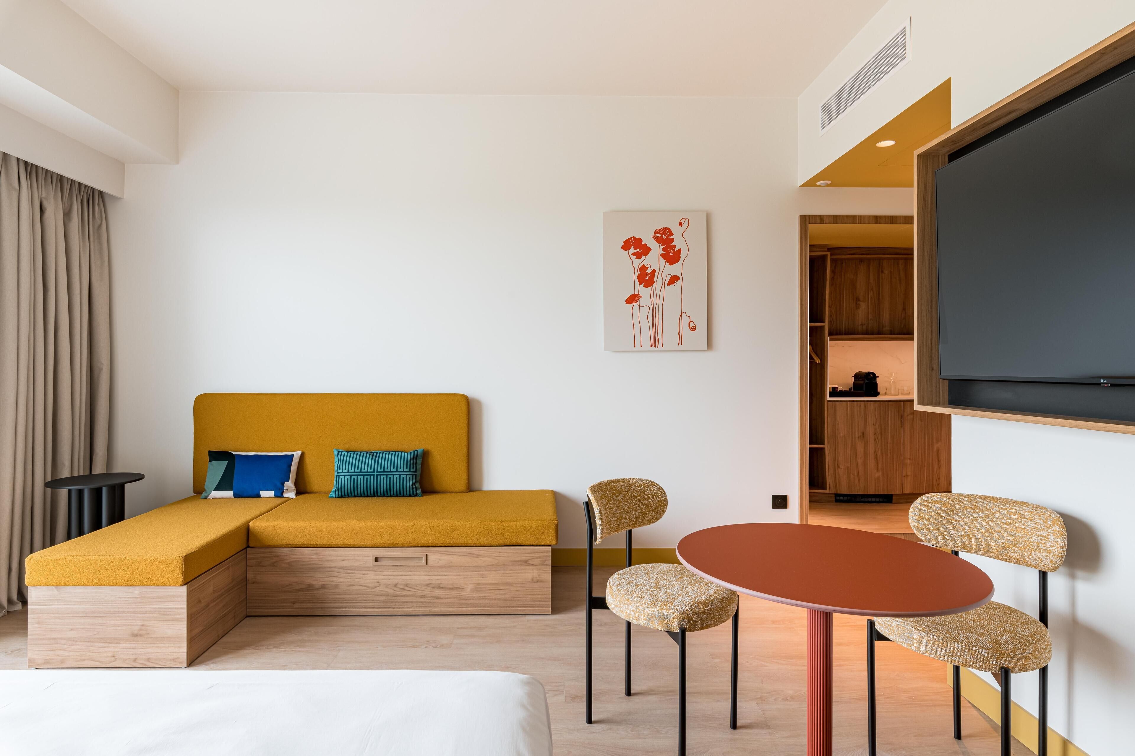 Estudio, 1 cama King size y sofá cama | Área de sala de estar | Televisión de pantalla plana de 106 cm con canales por cable y oficina 