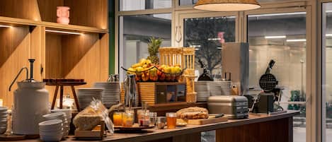 Her gün ücretsiz açık büfe kahvaltı