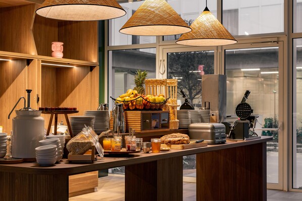 Free daily buffet breakfast - Hampton by Hilton Bordeaux Merignac Airport (Merignac)
