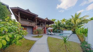 A modern house with a covered porch, a swimming pool, and a well-maintained garden. - Calisto Valley I Luxury Pool Villa Krabi (Krabi)