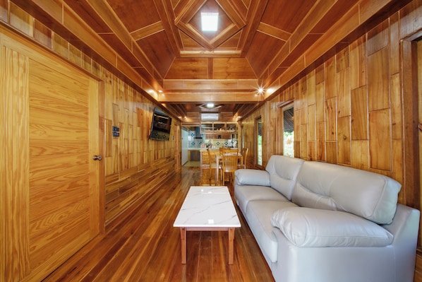 Un interno in legno con un divano e un tavolo.