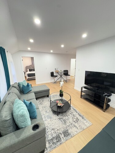 Modern 2BR Near Niagara Falls + Beach