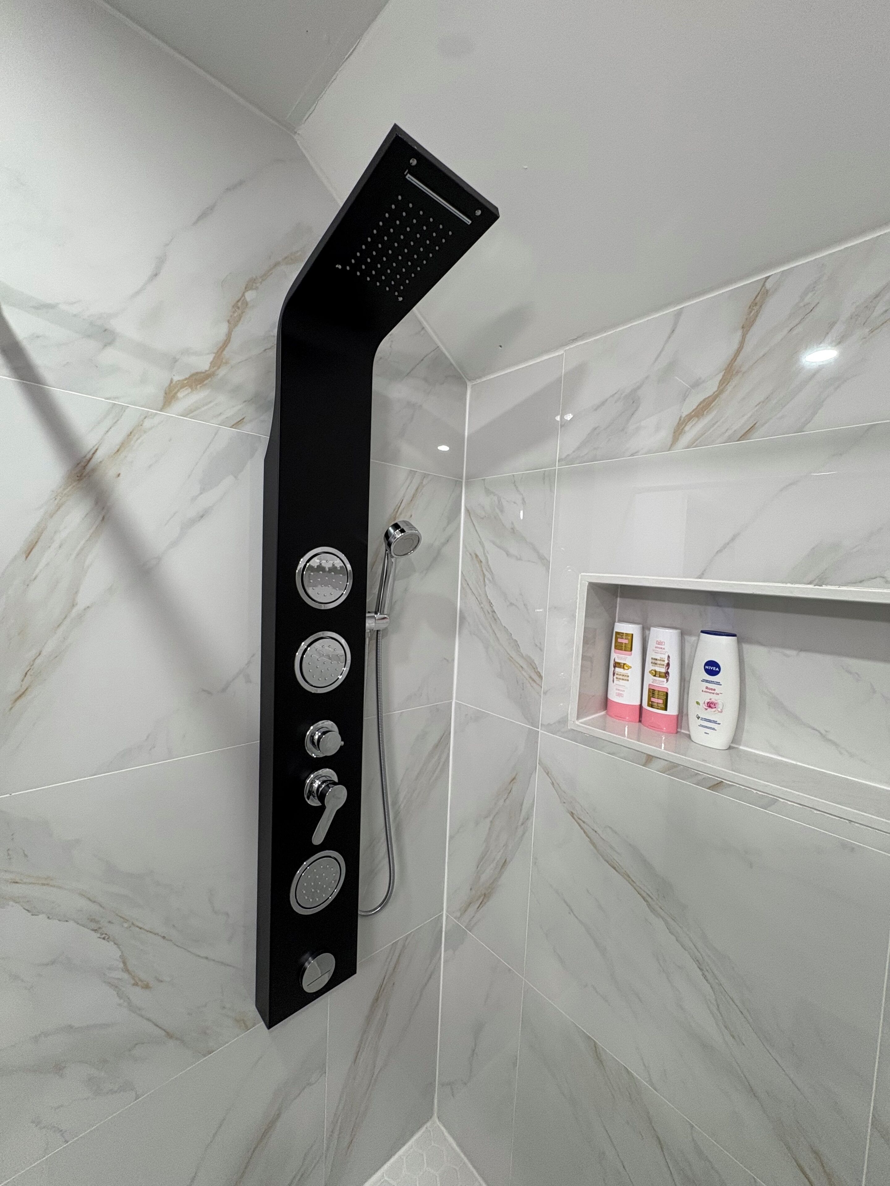 Een douche, een haardroger, handdoeken, zeep