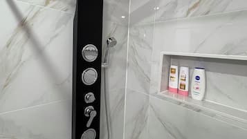 Een douche, een haardroger, handdoeken, zeep