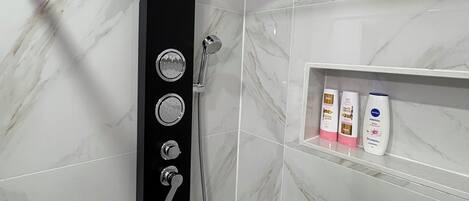 Douche, sèche-cheveux, serviettes fournies, savon