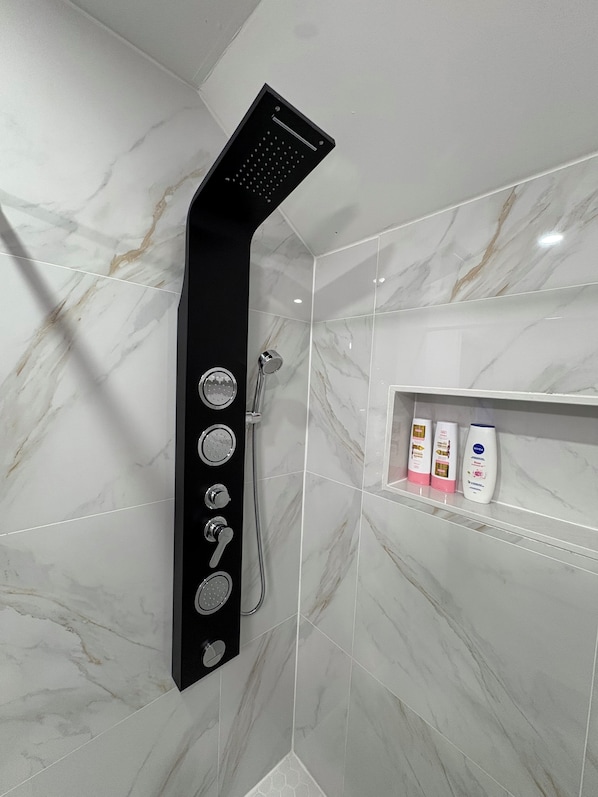 Douche, sèche-cheveux, serviettes fournies, savon