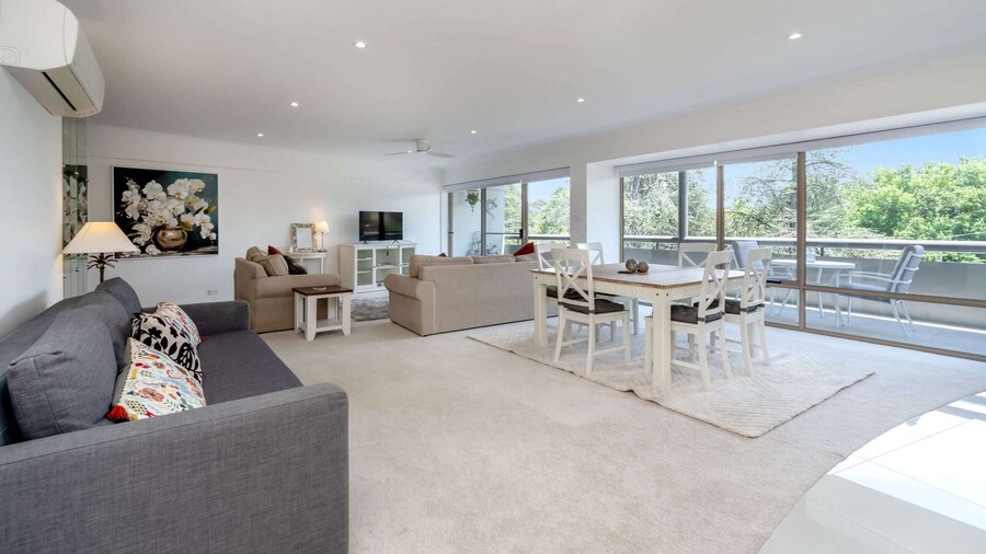 Spacious 2-bed Apartment Near Dining & Attractions