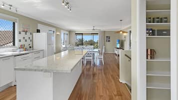 Apartment | Private kitchen | Cookware/dishes/utensils