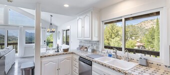 Casa Del Luna - 5 Min to Shops, Pano Views, Hiking