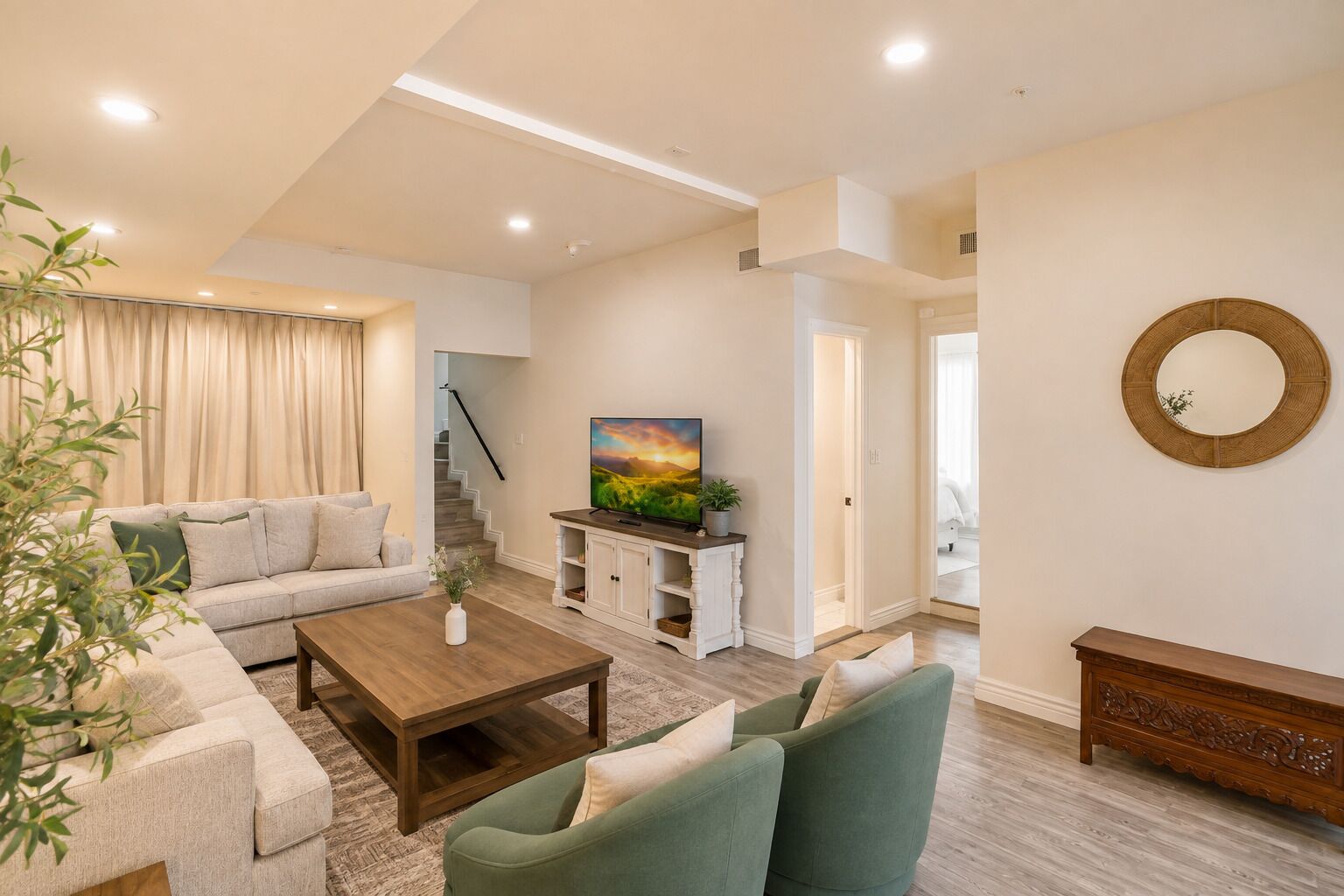 Una sala de estar moderna con sofá, mesa de centro y mueble para televisor.