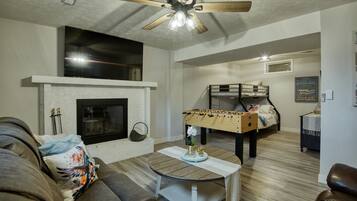 Smart-TV, Kamin, Tischfußball