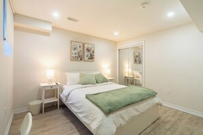 Iron/ironing board, WiFi, bed sheets