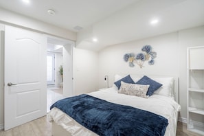 2 bedrooms, iron/ironing board, WiFi, bed sheets - Modern Basement Apartment - Private entrance (Milton)