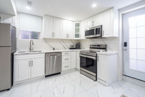 Modern Basement Apartment - Private entrance