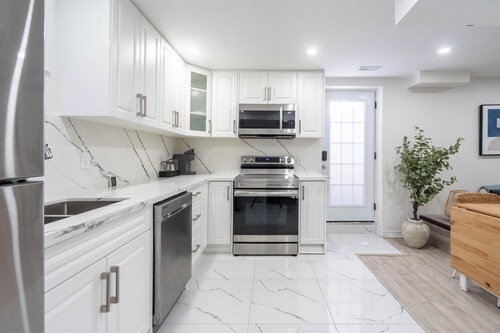 Modern Basement Apartment - Private entrance