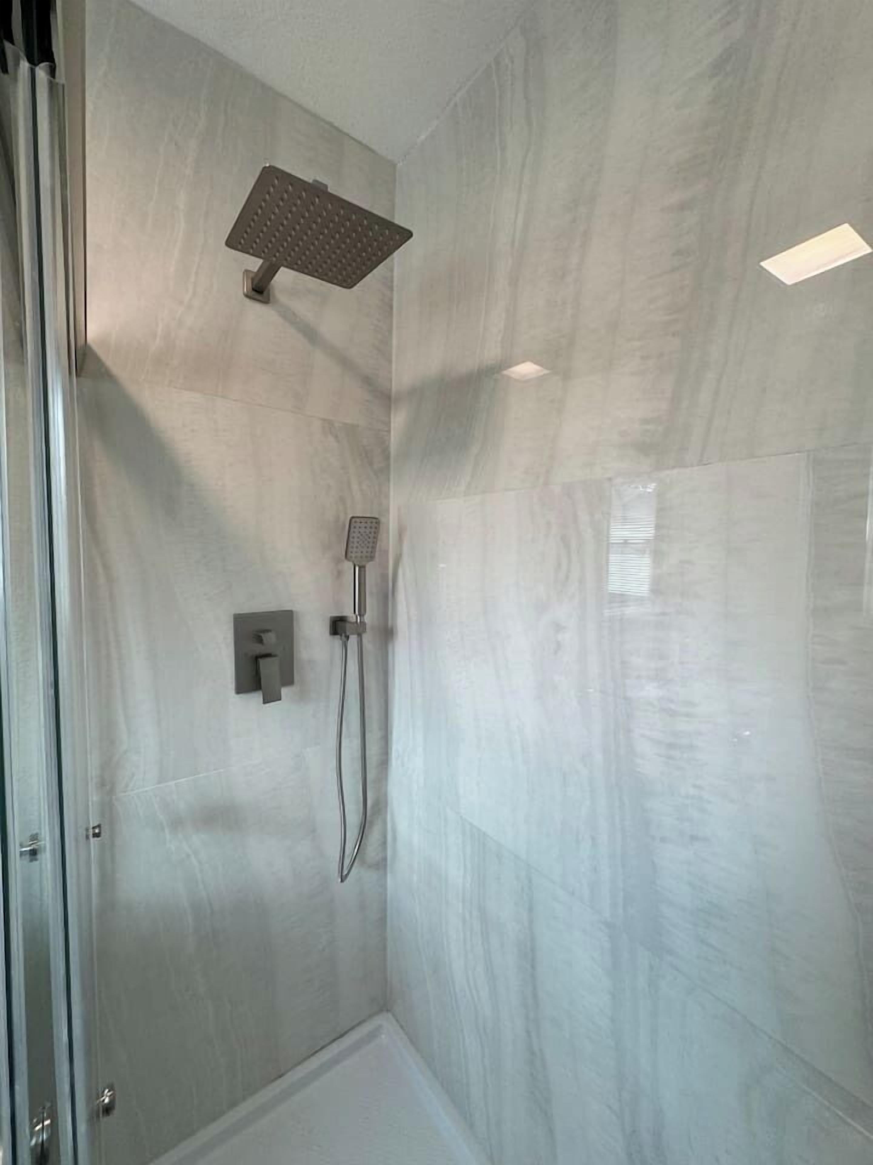 Doccia, asciugacapelli, asciugamani, sapone