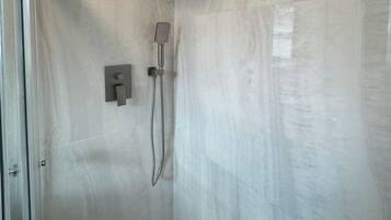 Doccia, asciugacapelli, asciugamani, sapone