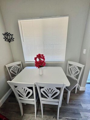 Dining - * Newly Remodeled* Apt 3 miles from the beach (Clearwater)