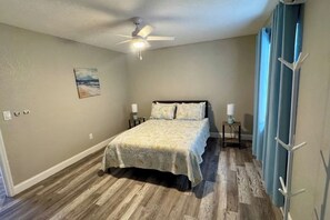 1 bedroom, WiFi, bed sheets - * Newly Remodeled* Apt 3 miles from the beach (Clearwater)