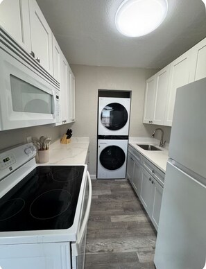 Jääkaappi, mikroaaltouuni, uuni, liesi