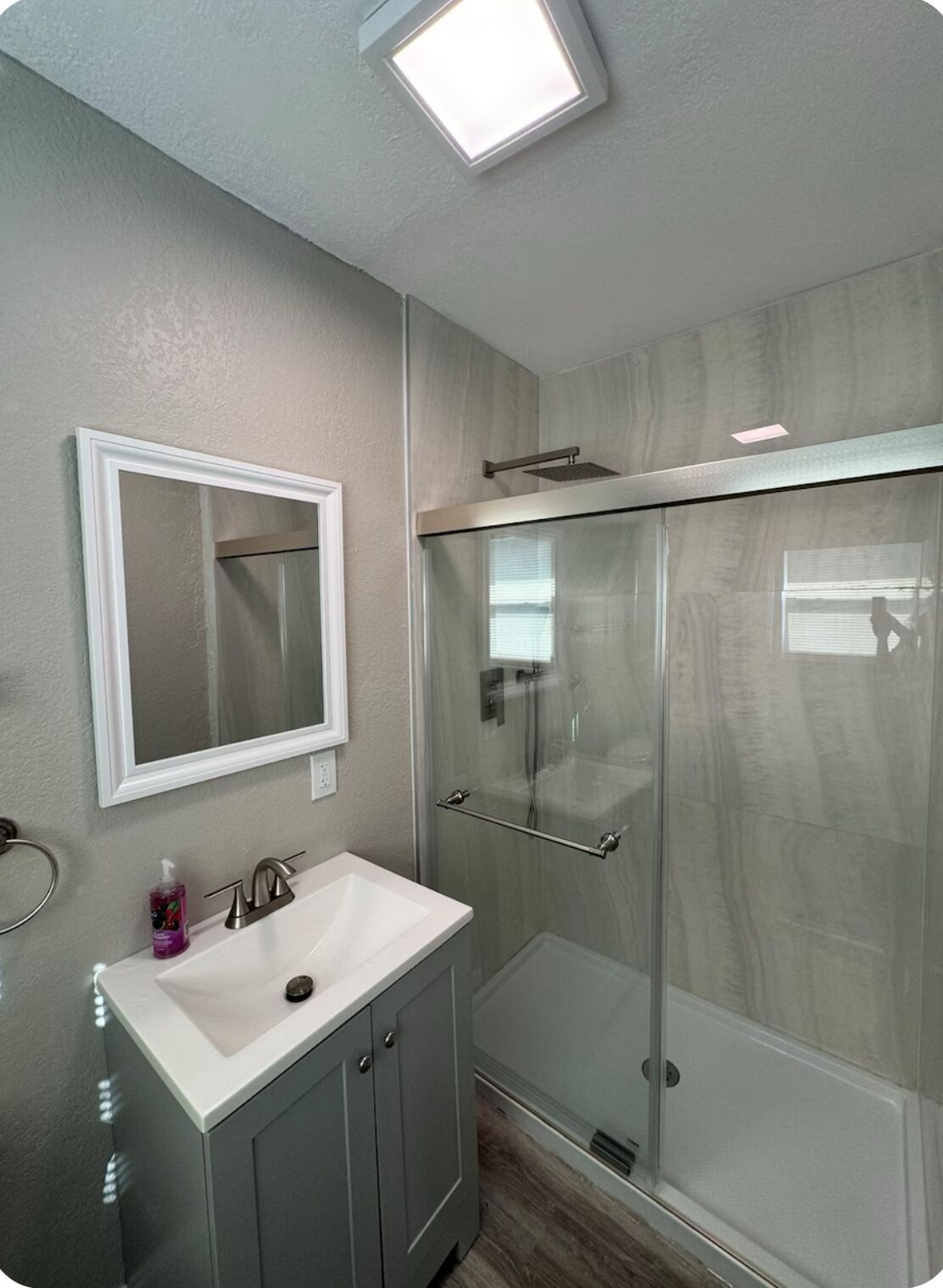 Bruser, hårtørrer, håndklæder, Sæbe