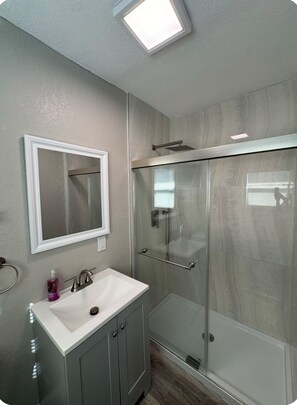 Suihku, hiustenkuivaaja, pyyhkeet, saippua