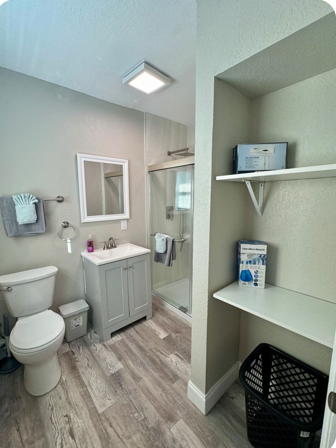 Dusj, hårføner, håndklær og såpe