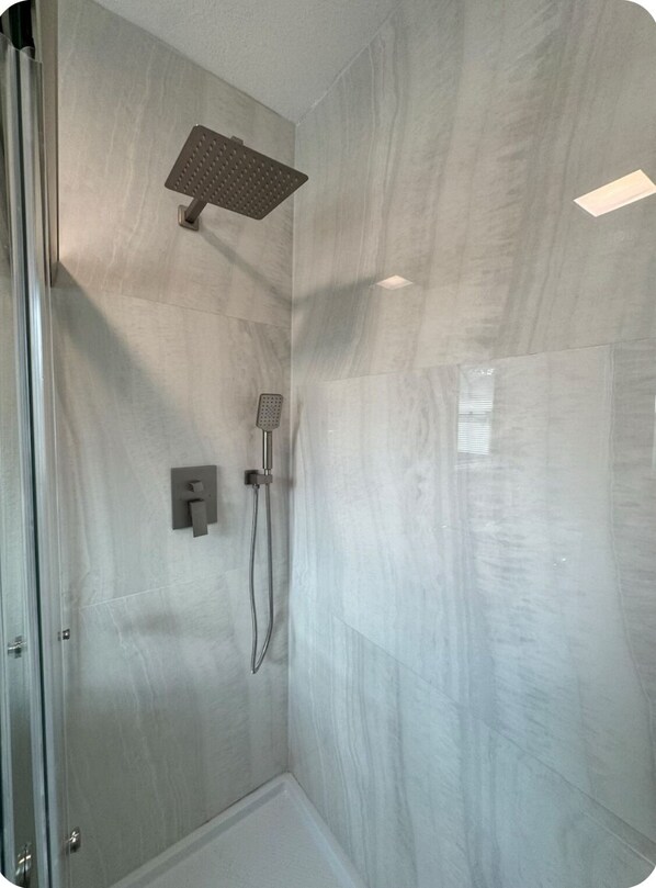 Douche, sèche-cheveux, serviettes fournies, savon