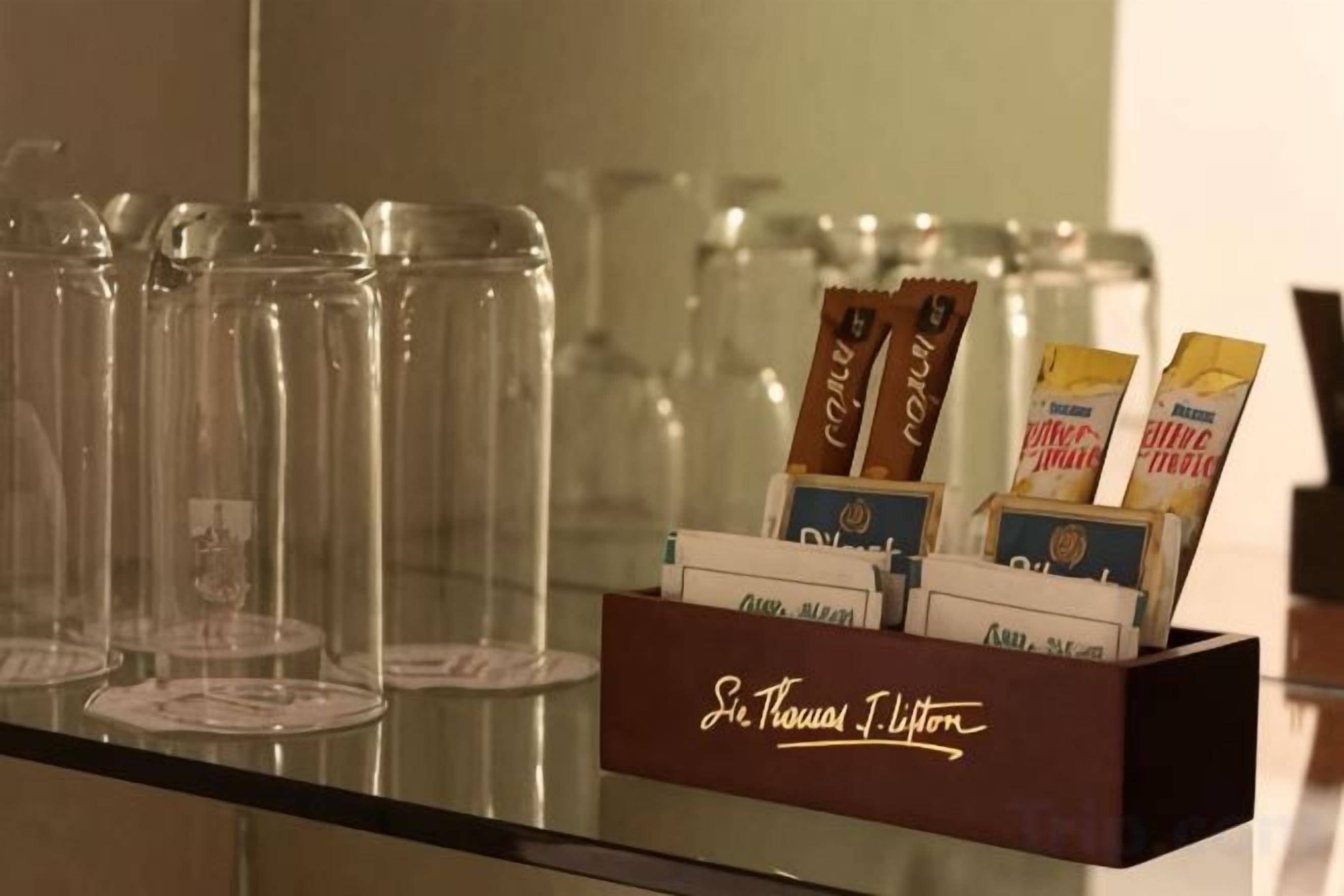 Une étagère où sont exposées des tablettes de chocolat et une enseigne portant le nom « Se Thoma J. Lipp ».