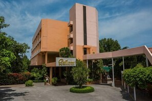 A hotel with a central entrance, a covered outdoor area, and a signboard. - Sailom Hotel Hua Hin (Hua Hin)