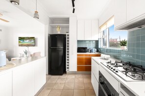 Private kitchen - Bright 2-bed Flat With Balcony in Vaucluse (Sydney)