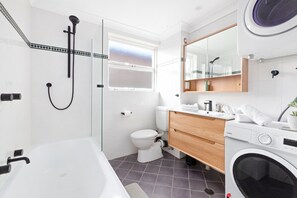 Apartment | Bathroom | Towels, soap - Bright 2-bed Flat With Balcony in Vaucluse (Sydney)